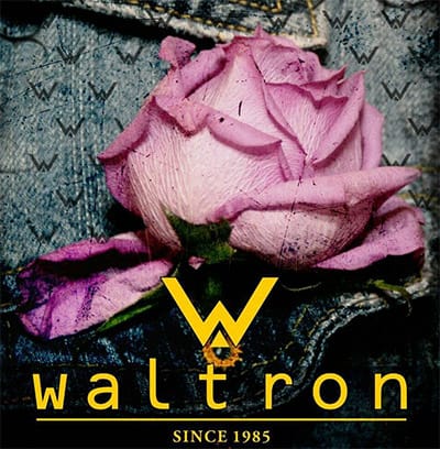 Rosa sobre denim con el logotipo Waltron, since 1985